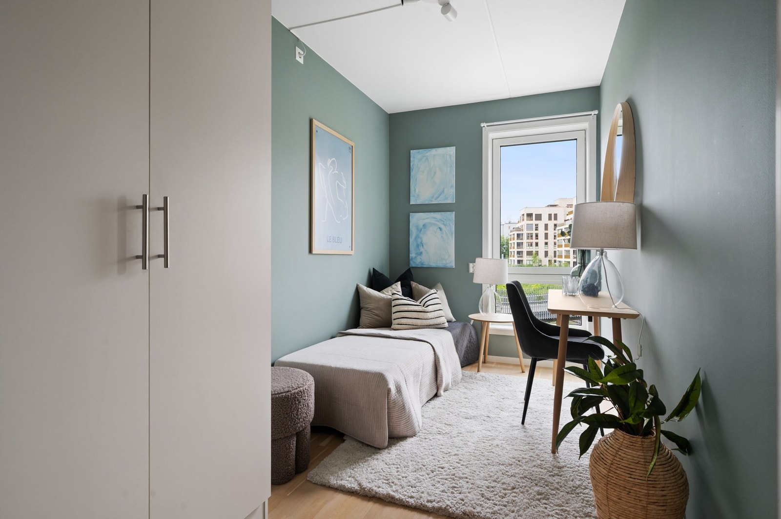 Leilighetens andre soverom er også romslig og passer ypperlig som barnerom, gjesterom eller kontor. Galleribilde