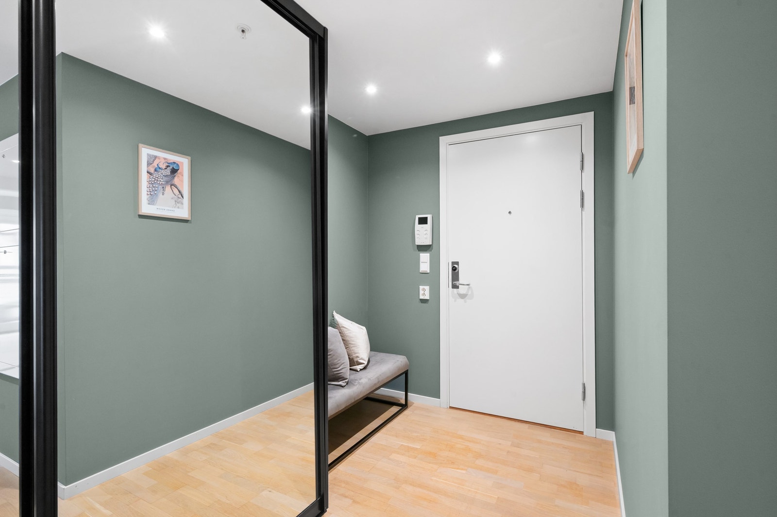 Her er det god plass til å henge fra seg yttertøyet og sette fra seg sko. Galleribilde