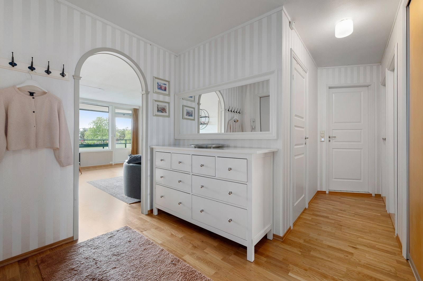 Entréen er på hele 9,5m² og fungerer som leilighetens knutepunkt. Galleribilde