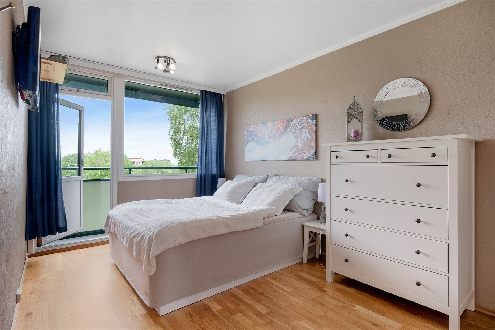 Stort soverom som strekker seg over hele 13m². Galleribilde