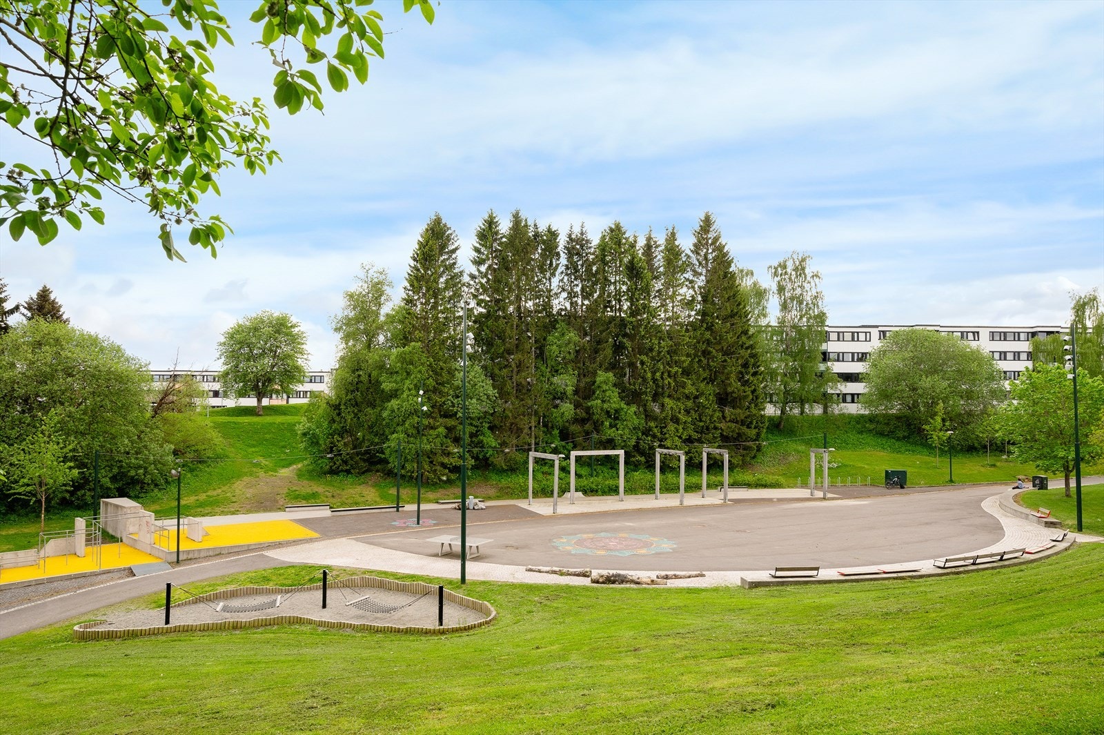 Leiligheten på Saupstad befinner seg i et rolig og barnevennlig boligområdet som byr på "alle" servicetilbud, samt fasiliteter som bibliotek, helsehus og 3T treningssenter. Galleribilde