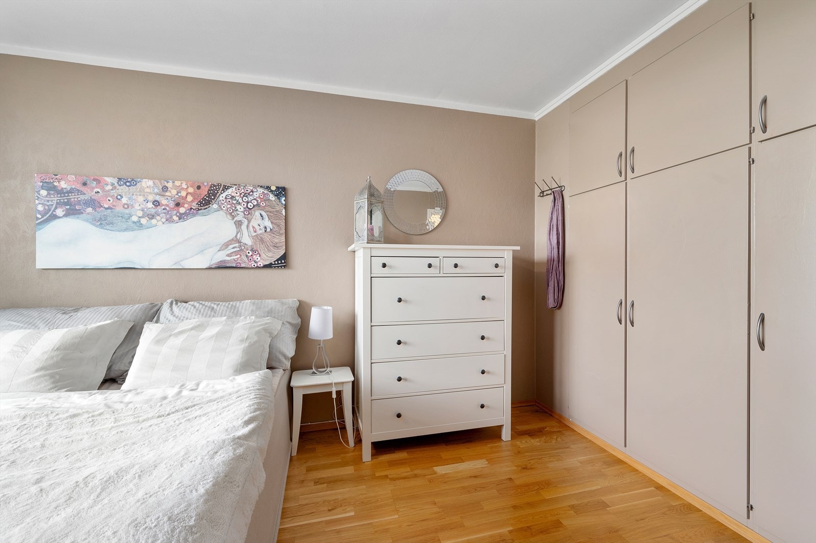 Soverommet benytter seg av et integrert skap med gode oppbevaringsmuligheter. Galleribilde