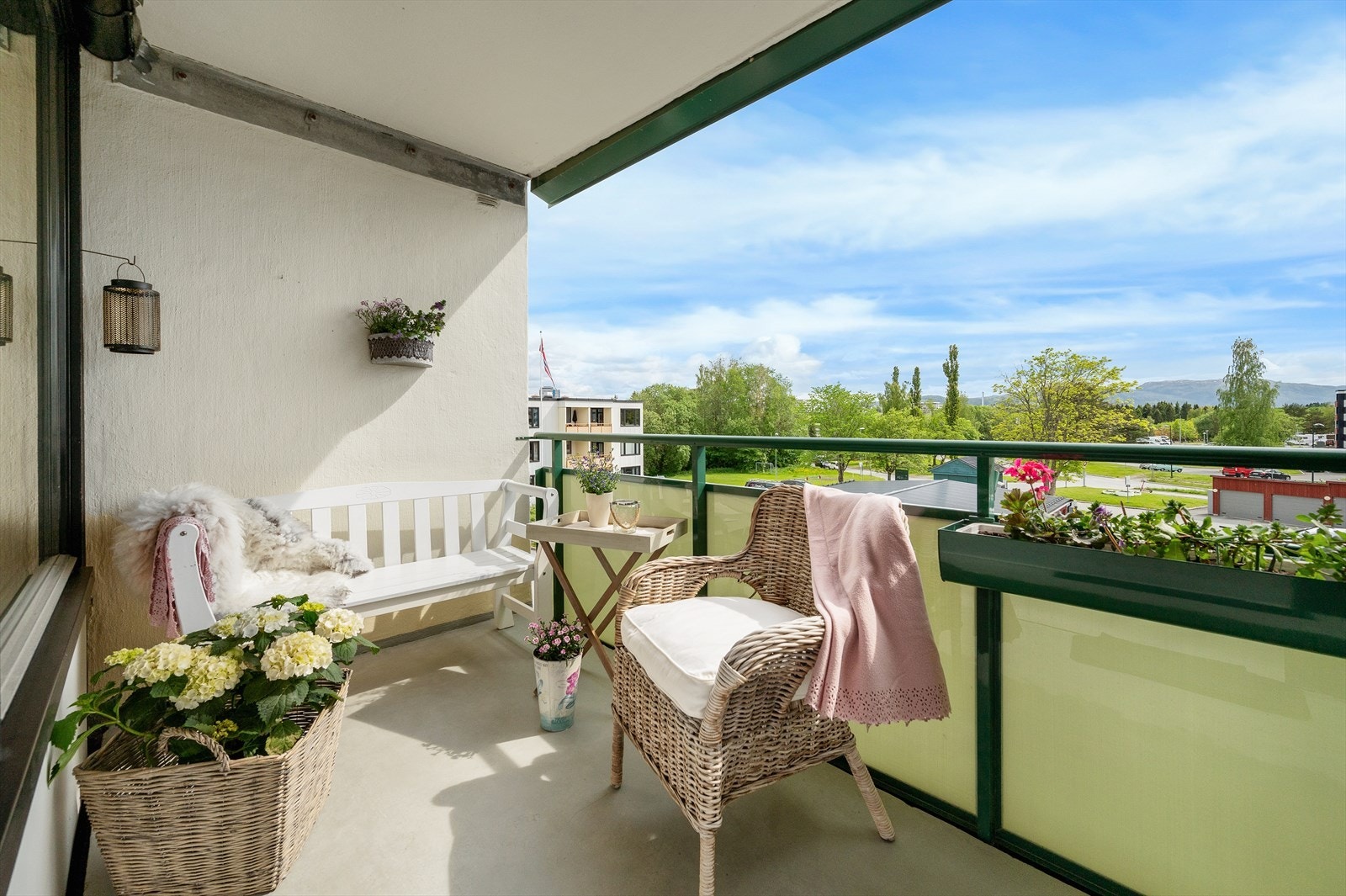 Leilighetenens balkong på hele 10,5m² med gode solforhold og god utsikt. Galleribilde