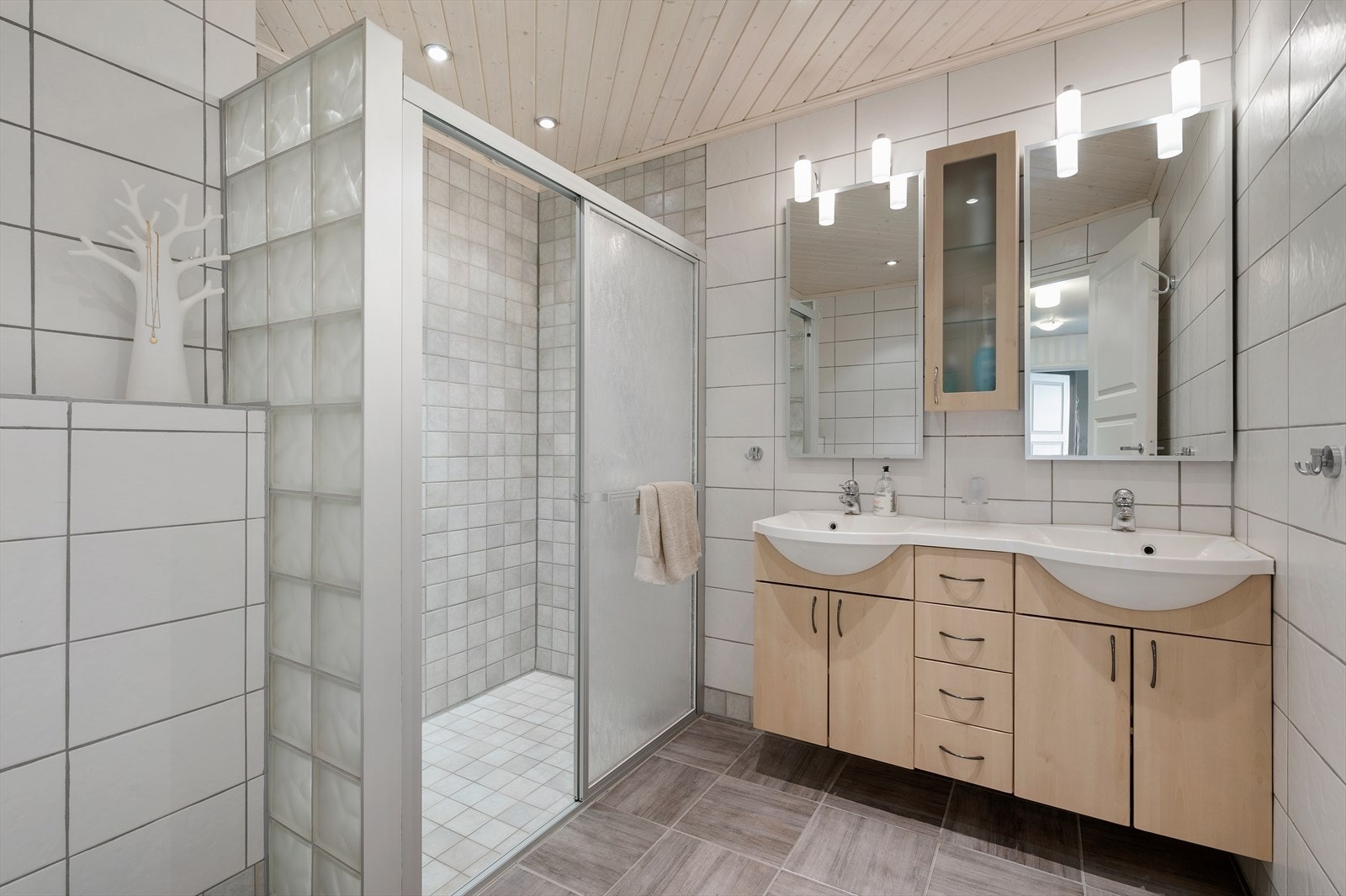 Pent flislagt bad på 6m² med separat vaskerom på 2,5m². Galleribilde