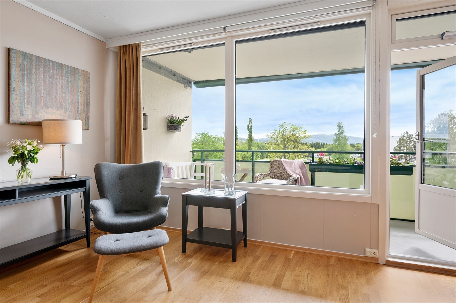 Leiligheten har gode parkerings muligheter, andelseier må registrere sin bil hos borettslaget for å kunne parkere på området. Borettslaget har 257 garasjeplasser, med ferdigstilt ladepunkter i alle garasjer. Galleribilde