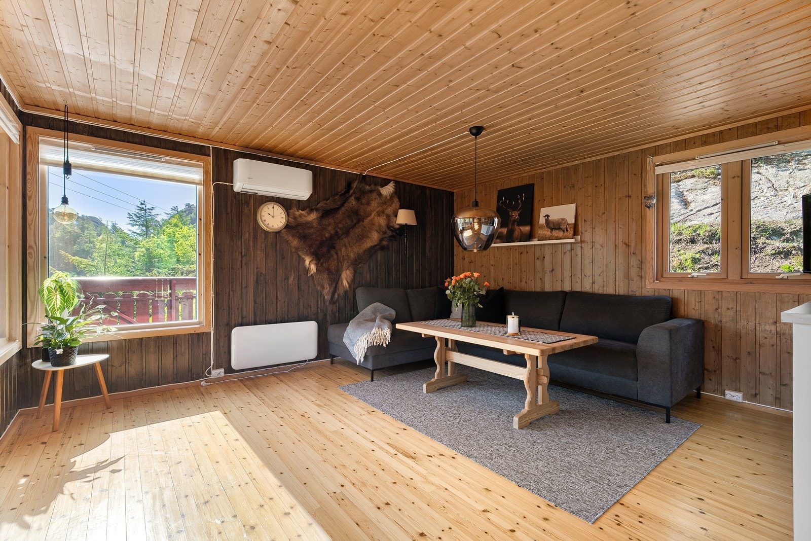 Trivelig stue med naturlige materialer - Store vindusflater i utsiktsretning Galleribilde