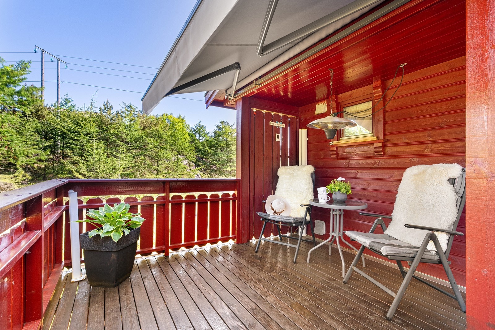 Terrasse - Markisen gjør at man kan nyte flere og lengre dager/kvelder ute Galleribilde
