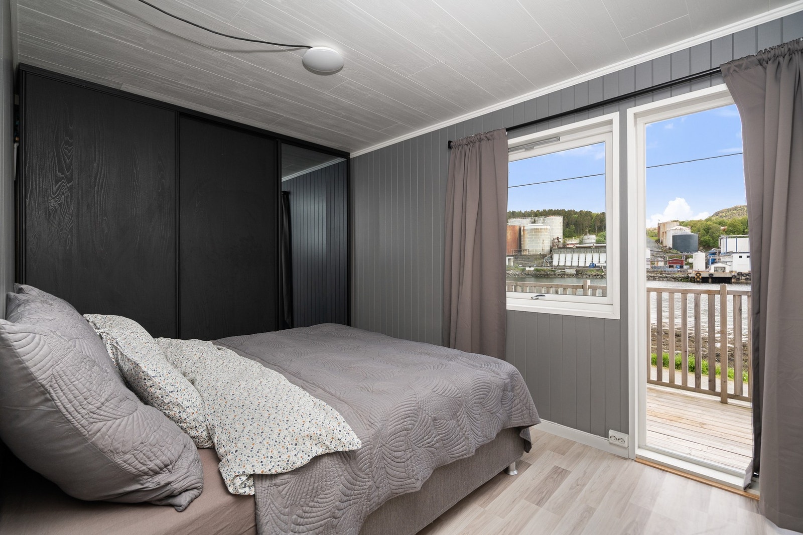 Hovedsoverom med utgang til terrassen Galleribilde