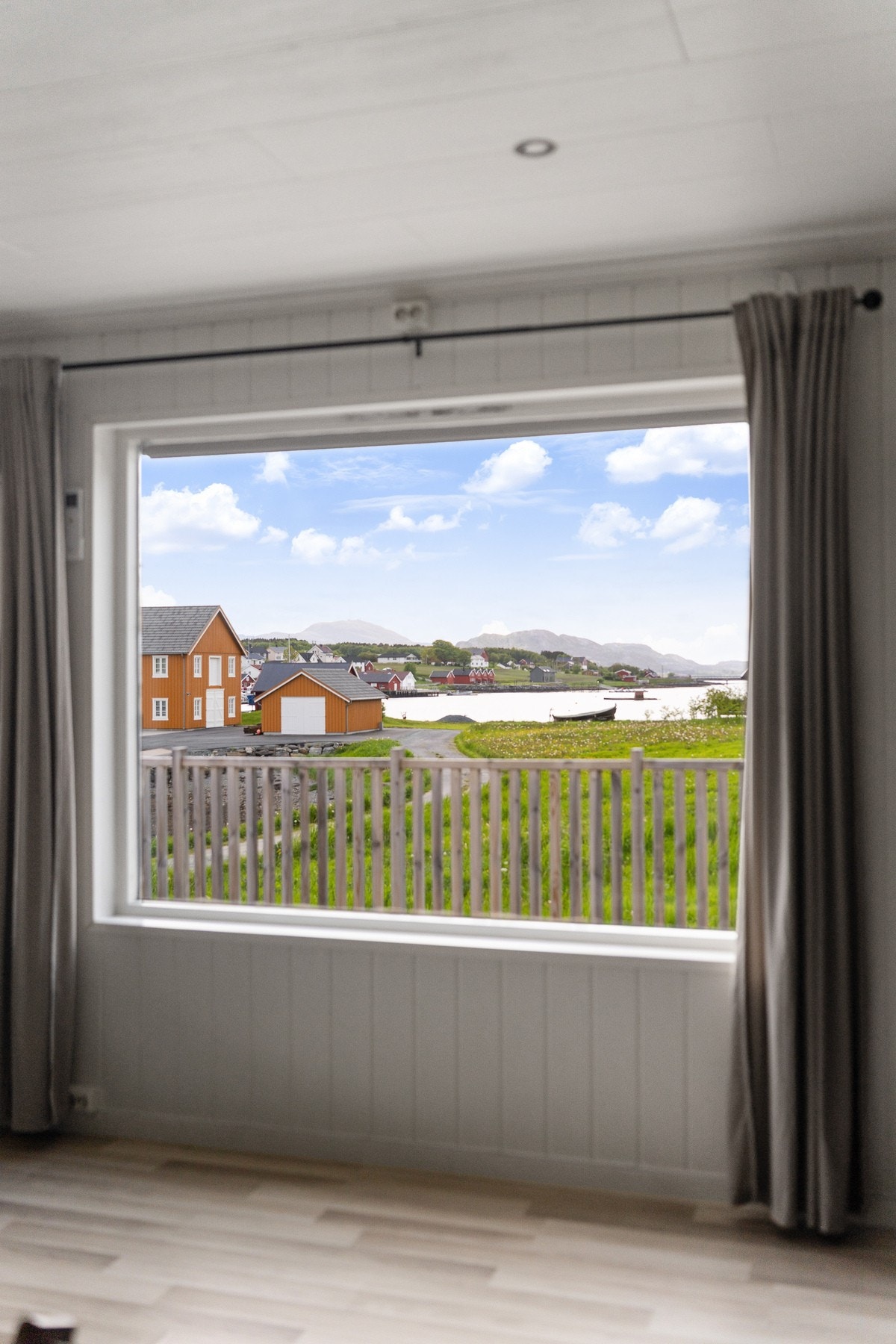 Flott utsikt fra det store stuevinduet Galleribilde