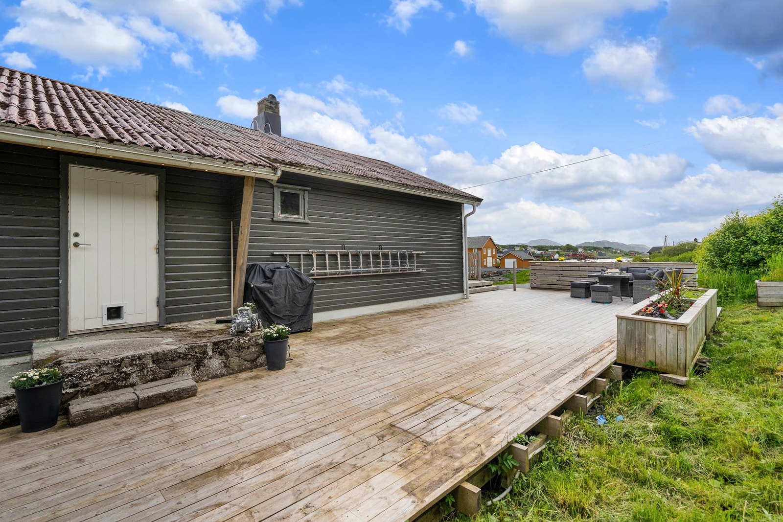 Terrasse nesten rundt hele huset Galleribilde