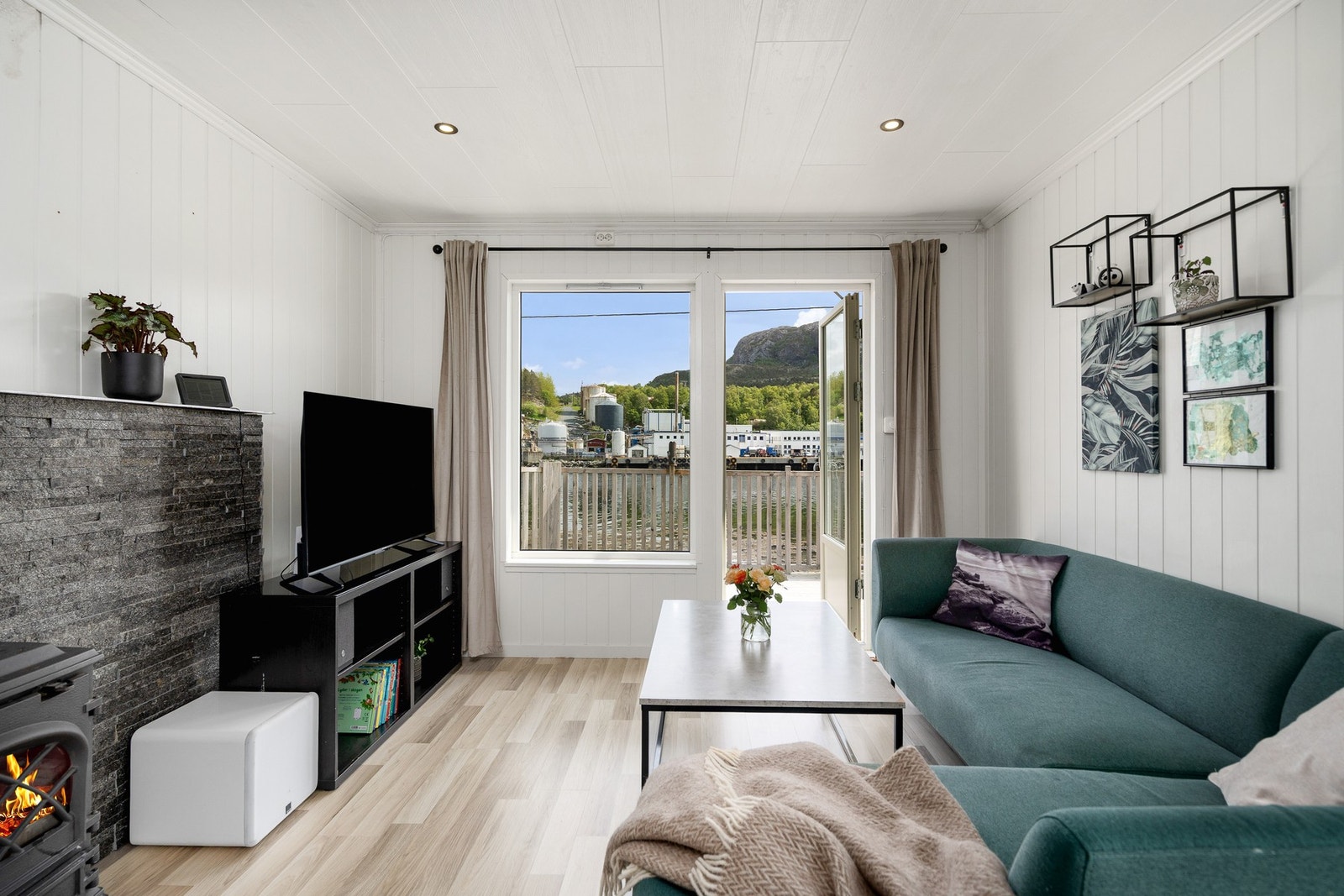 Fra stuen er det utgang til en stor terrasse Galleribilde