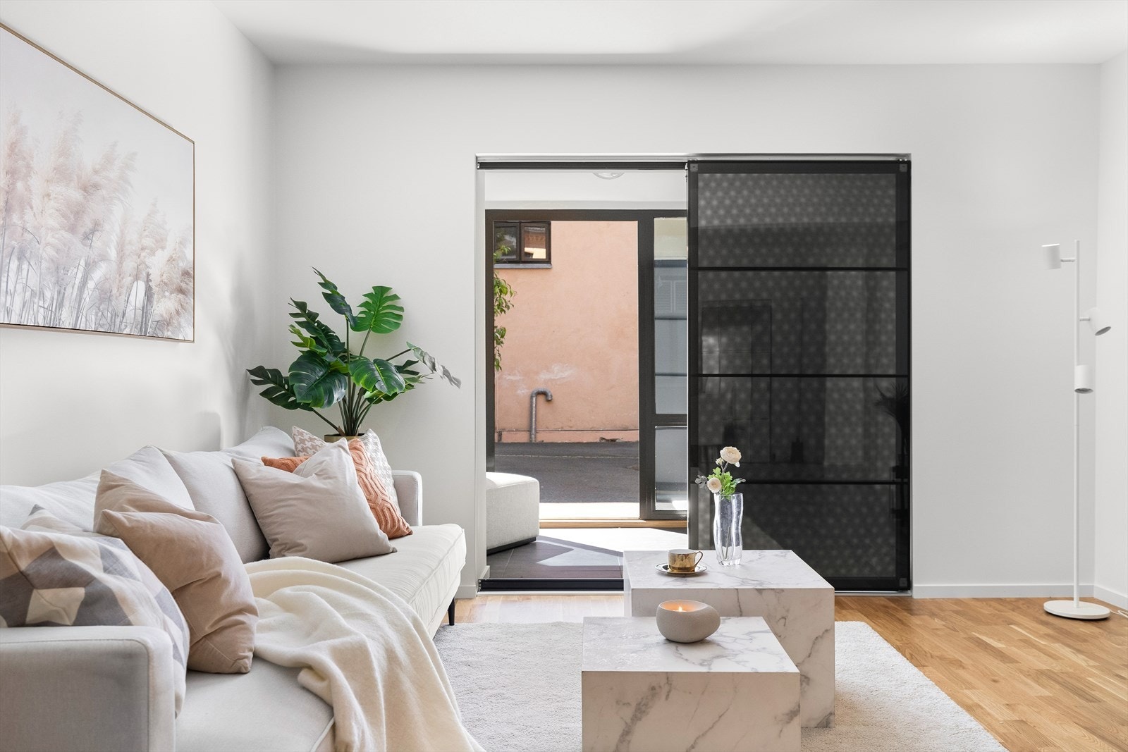 Leiligheten har glatte innerdører og skyvedør med aluminiumsomramming og sotede glassfelt i mellom stuesonene. Galleribilde