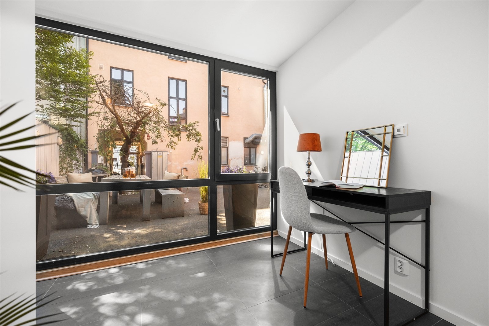 De pene lyse veggene, sammen med store vindusflater, skaper en lys og behagelig atmosfære. Det er også her lysisolerende vinduer med enveisglass. Galleribilde