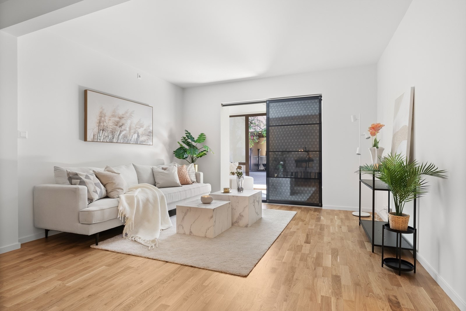 Takhøyden ble målt i gang: 2,5 m, soverom: 2,44 m og stue til: 2,43 m. Galleribilde