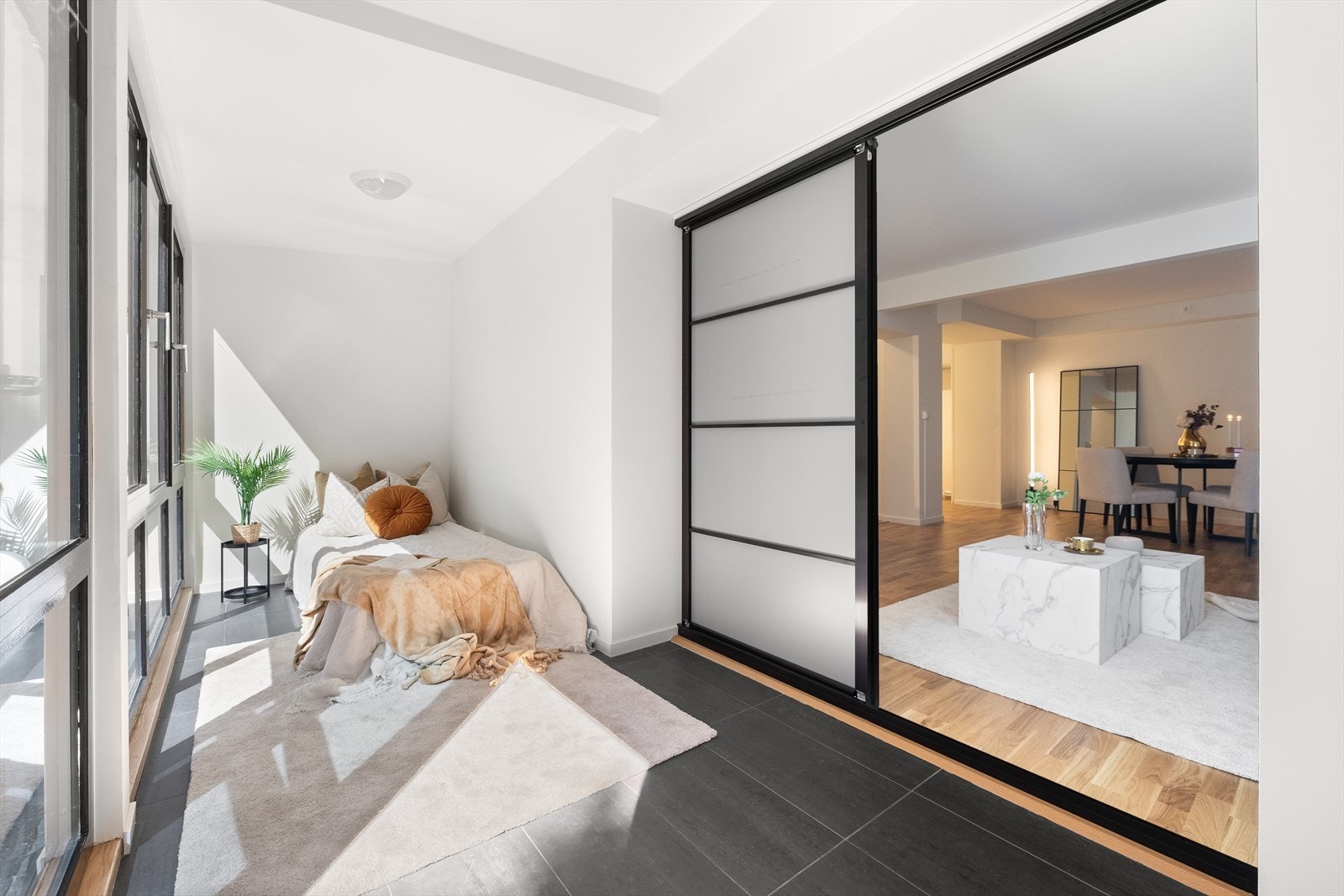 Stuen er stor og moderne med en hyggelig stuedel i forkant, bestående av glassvegg med lydisolerende enveisvinduer ut mot bakgården. Dette rommet kan også brukes som eventuelt gjesterom ved besøk. Galleribilde