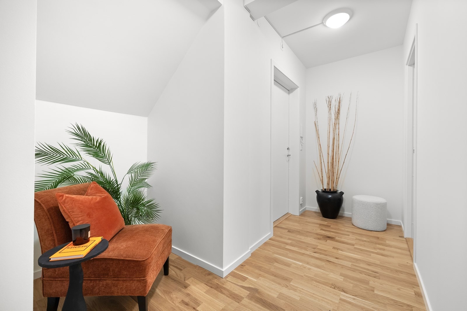 Leiligheten har en innbydende entré som skaper et umiddelbart godt førsteinntrykk. Det er god plass til oppbevaring av yttertøy i den romslige innvendig bod/ walk-in-closet. Galleribilde