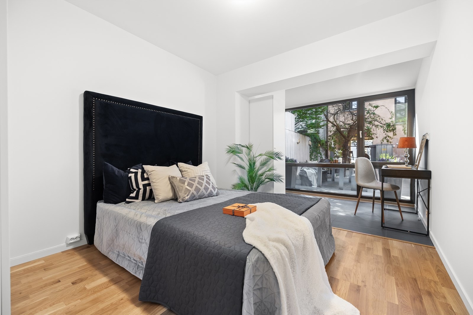 Soverommet er romslig, med plass til dobbeltseng, nattbord og tilhørende møbler. Galleribilde