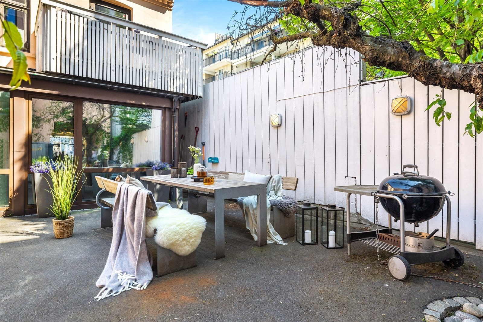 Her bor i en hyggelig bakgård med kort vei til det populære markedet på Birkelunden, og omgitt av et rikt utvalg sjarmerende restauranter, kafeer og unike barer. Et urbant nabolag med sjel og særpreg. Galleribilde