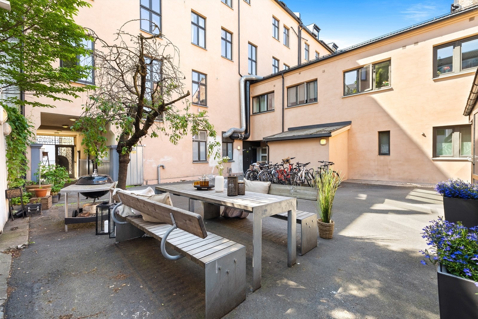 En hyggelig og rolig bakgård. Her bor du godt tilbaketrukket fra det trave bylivet på Grünerløkka. Galleribilde