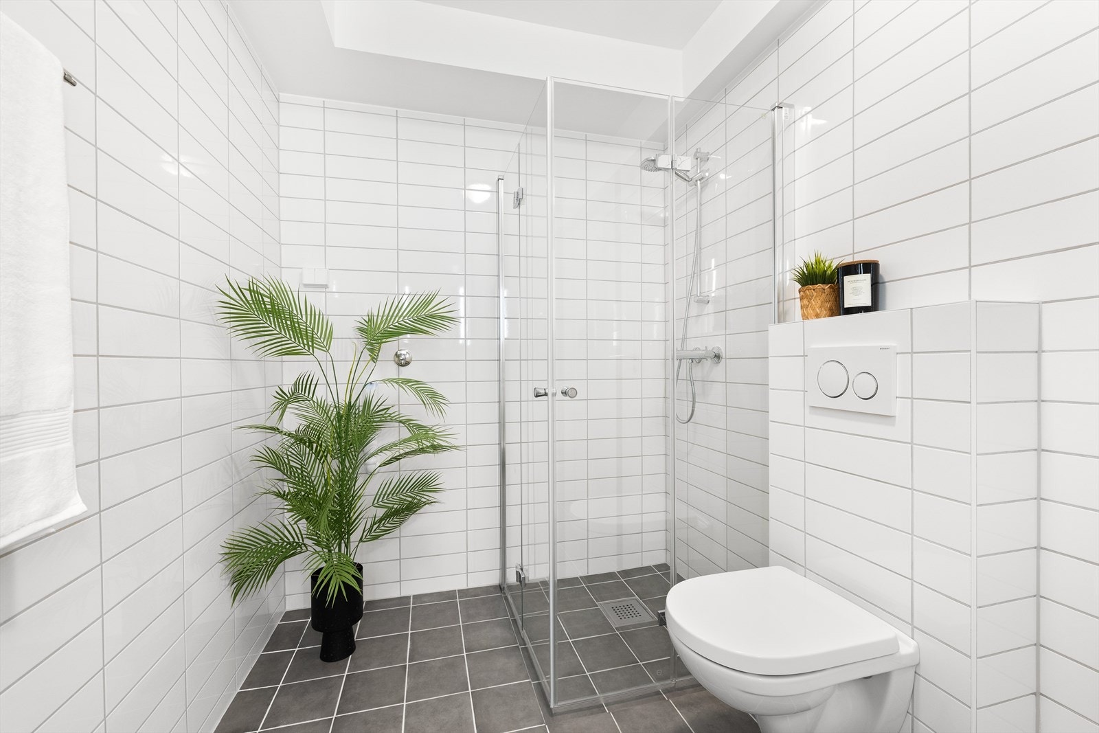 Pent flislagt baderom med varmekabler i gulvet og balansert ventilasjon. Galleribilde