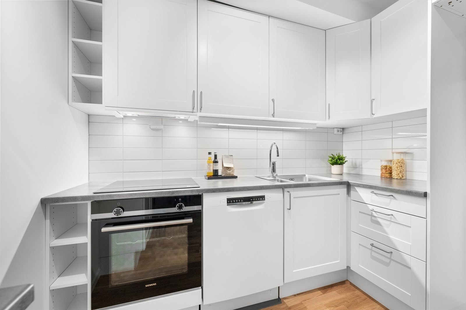 Det er integrert induksjonstopp, stekeovn og opplegg for oppvaskmaskin. Benkebereder er plassert i hjørneskap på kjøkken. Det er kjøkkenventilator med avtrekk ut. Galleribilde