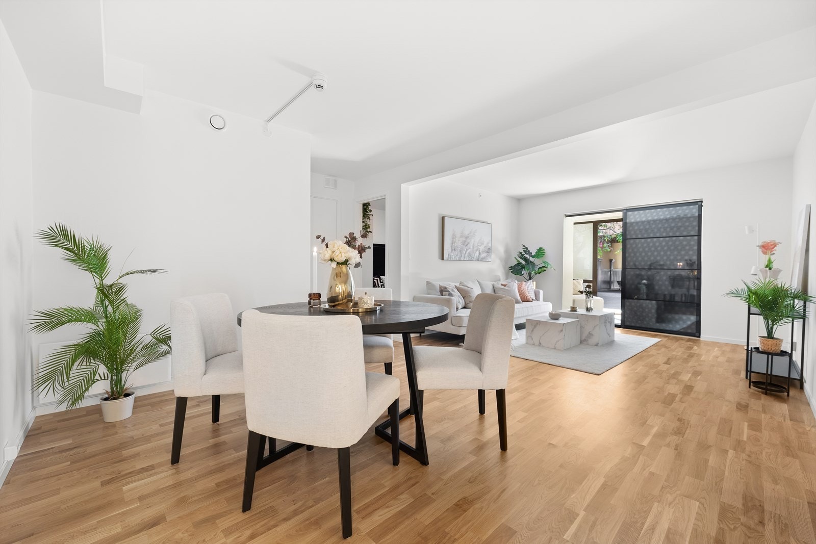 Det er lagt en nydelig 3-stavs eikeparkett på gulvene. Galleribilde