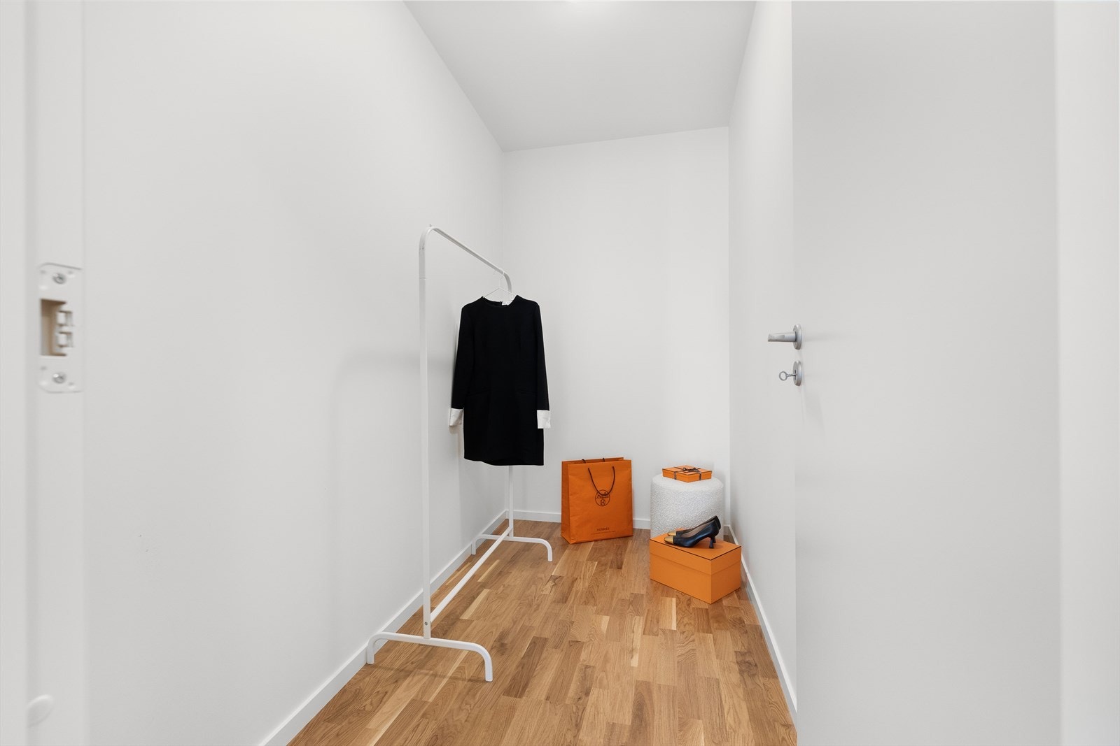 Leiligheten har en praktisk innvendig bod med god plass til klær, sko og annet utstyr. Denne boden gjør det enkelt å holde boligen ryddig og organisert, samtidig som du har lett tilgang til alt du trenger. Galleribilde