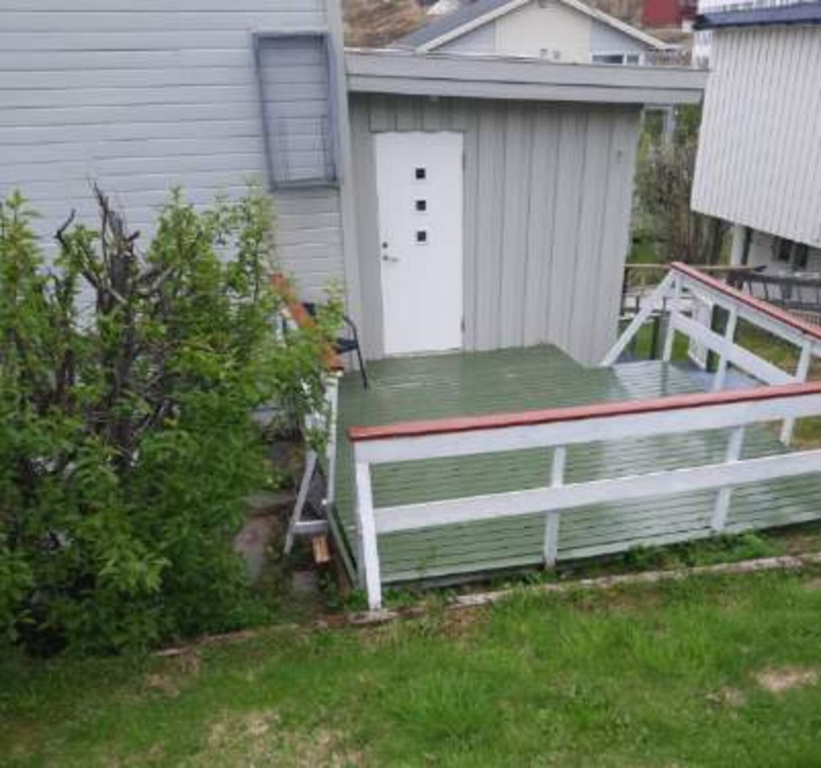 Det er en koselig hage og platting i forbindelse med inngangspartiet. Galleribilde