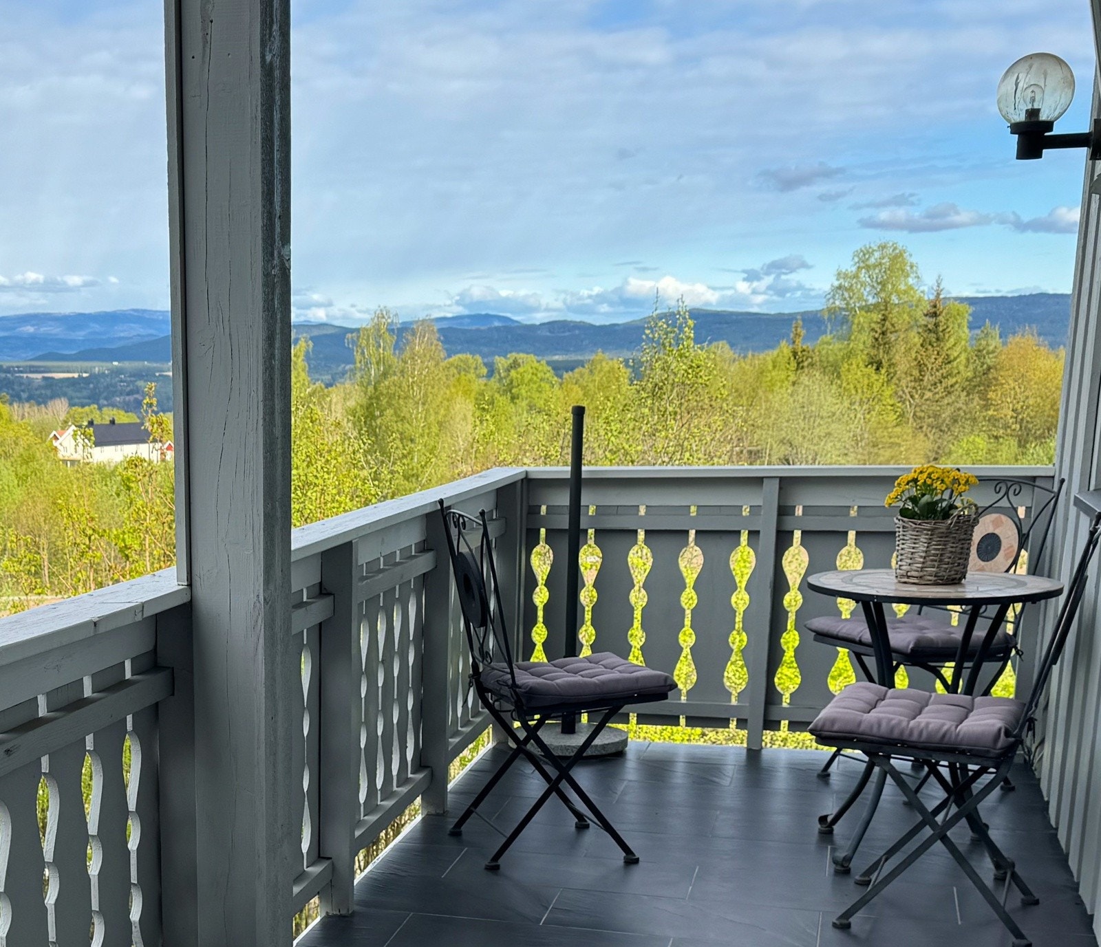 Plass til stoler og bord på terrasse - Sitt ned og nyt utsikten Galleribilde