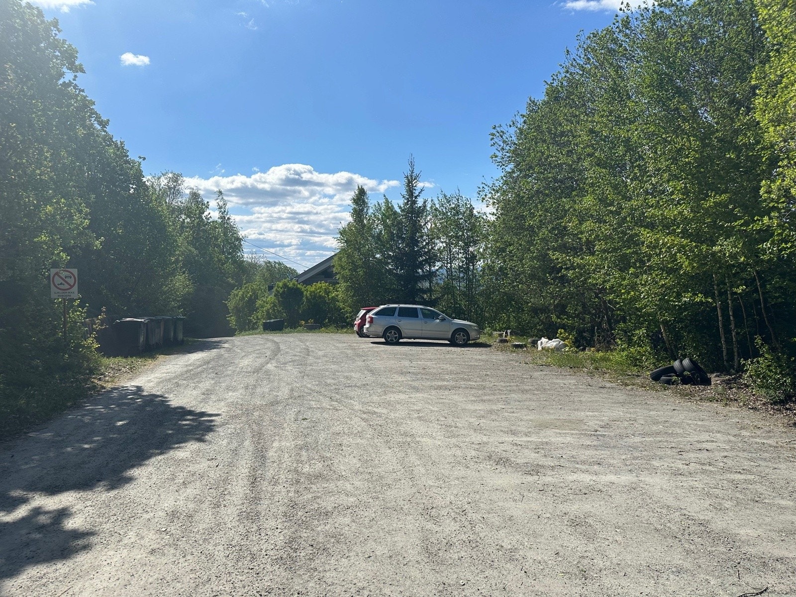 Romslig parkeringsplass for sameiet Galleribilde