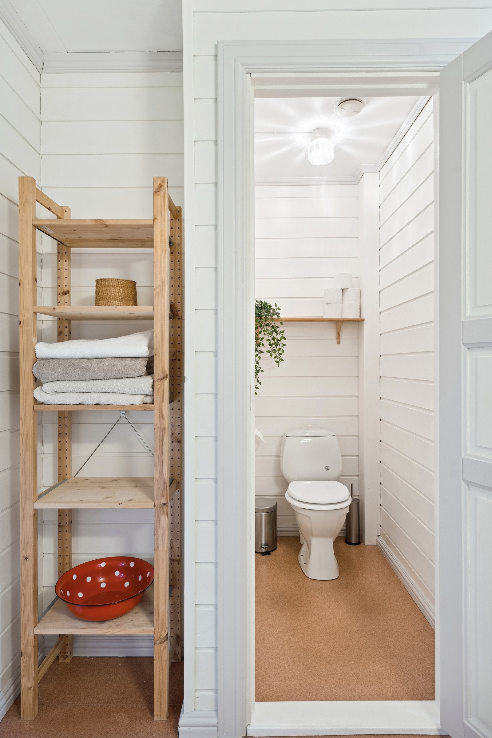 Separat toalett rom forenkler logistikken på morgenen når alle skal innom badet Galleribilde