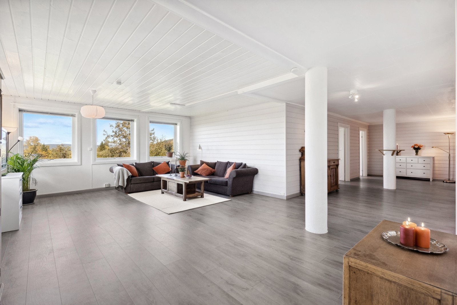 Stue med videre tilgang til soverommene Galleribilde