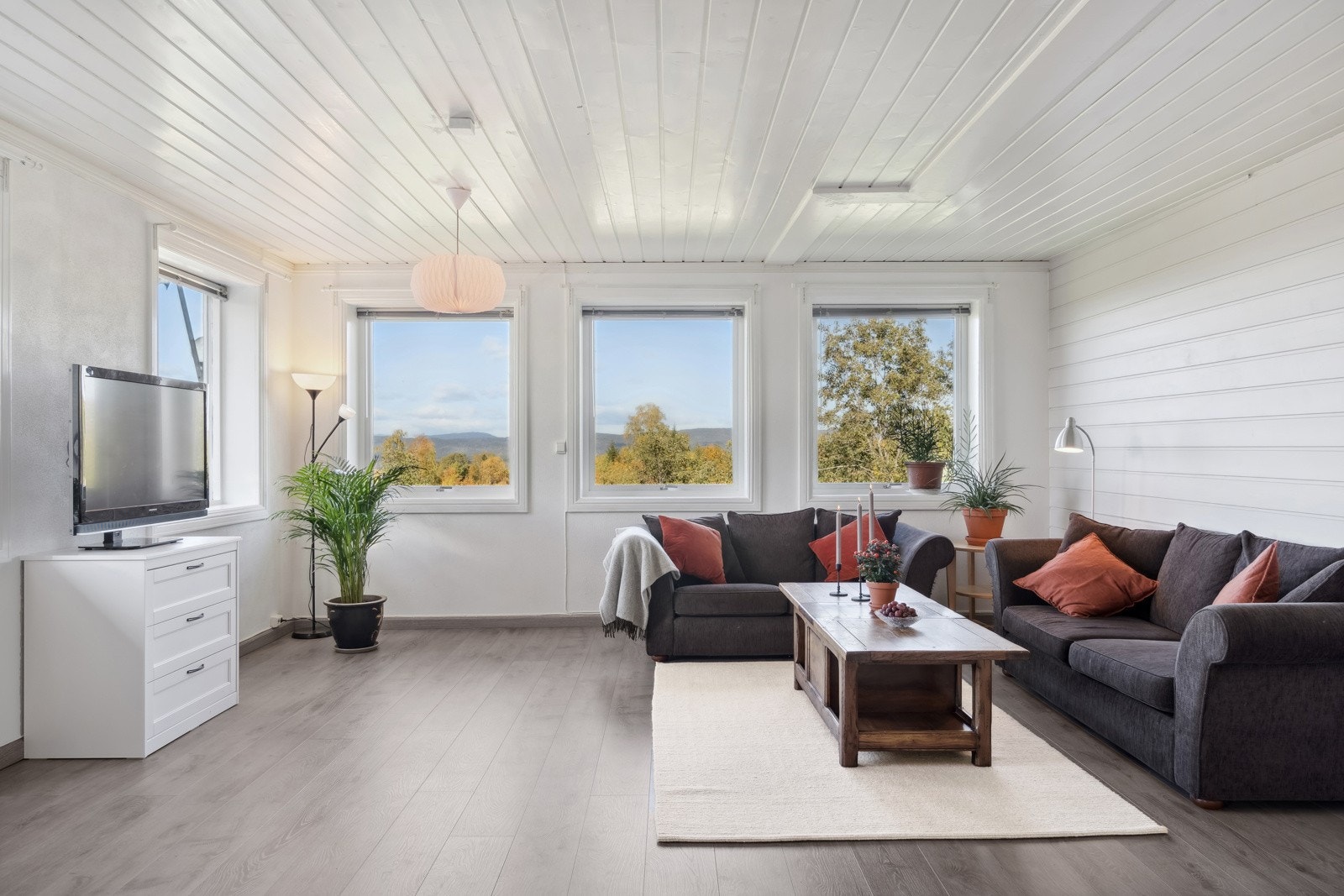 Stue del med god plass til sittegruppe Galleribilde