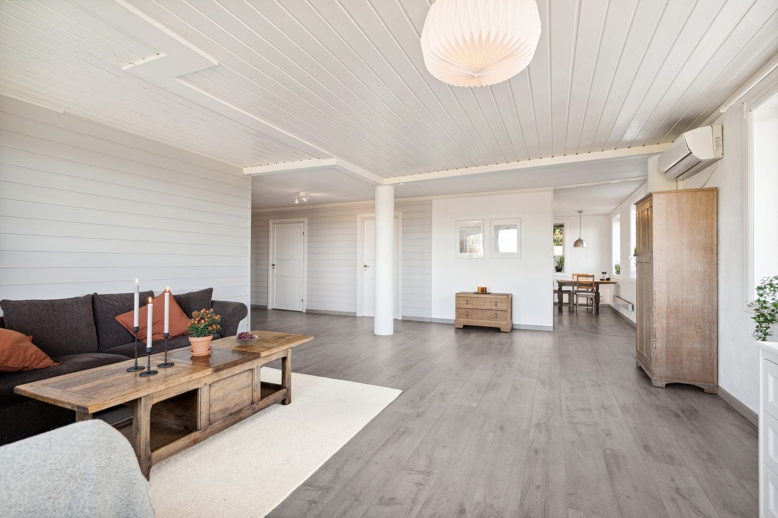 Stue med god plass til sittegruppe, lesekrok samt spisestue Galleribilde