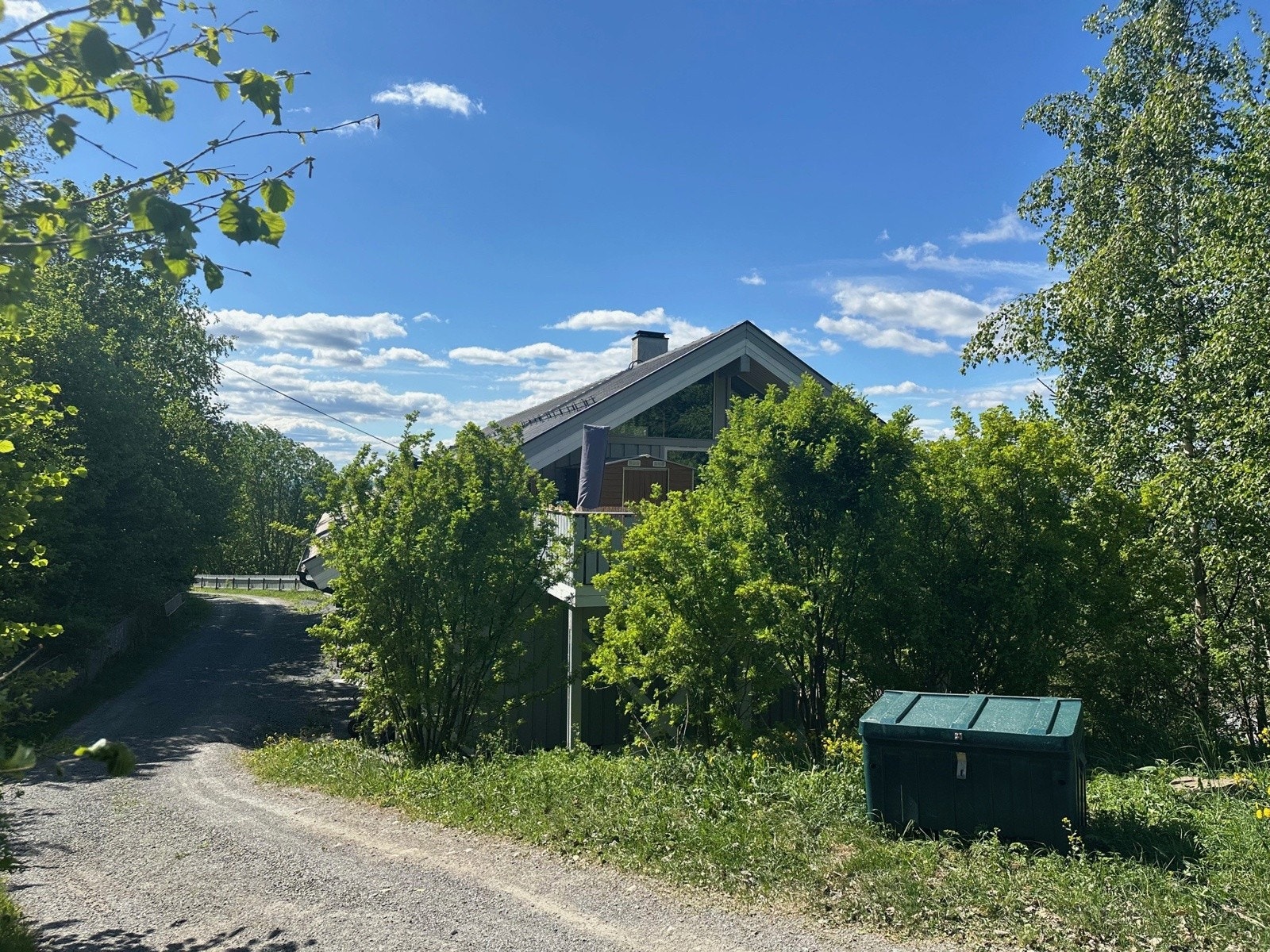 Fasade med vei ned til sameiet fra felles parkeringsplass Galleribilde