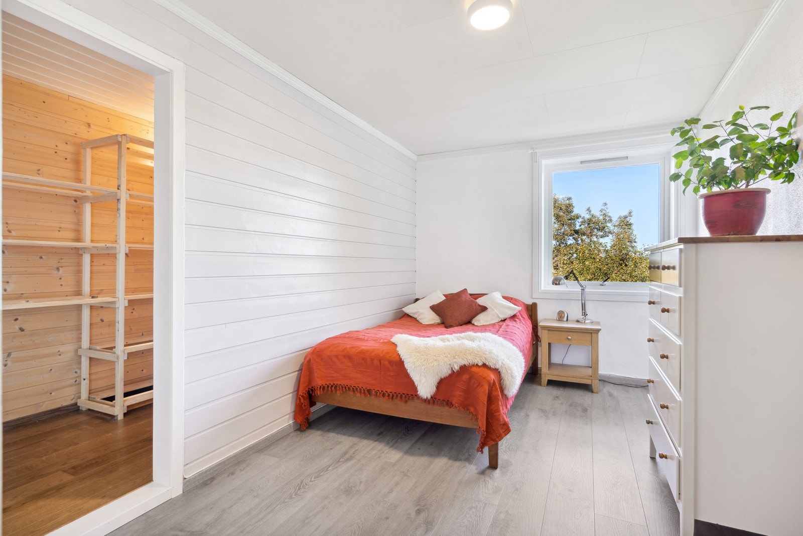 Soverommet har tilgang til innvendig bod / omkledningsrom Galleribilde