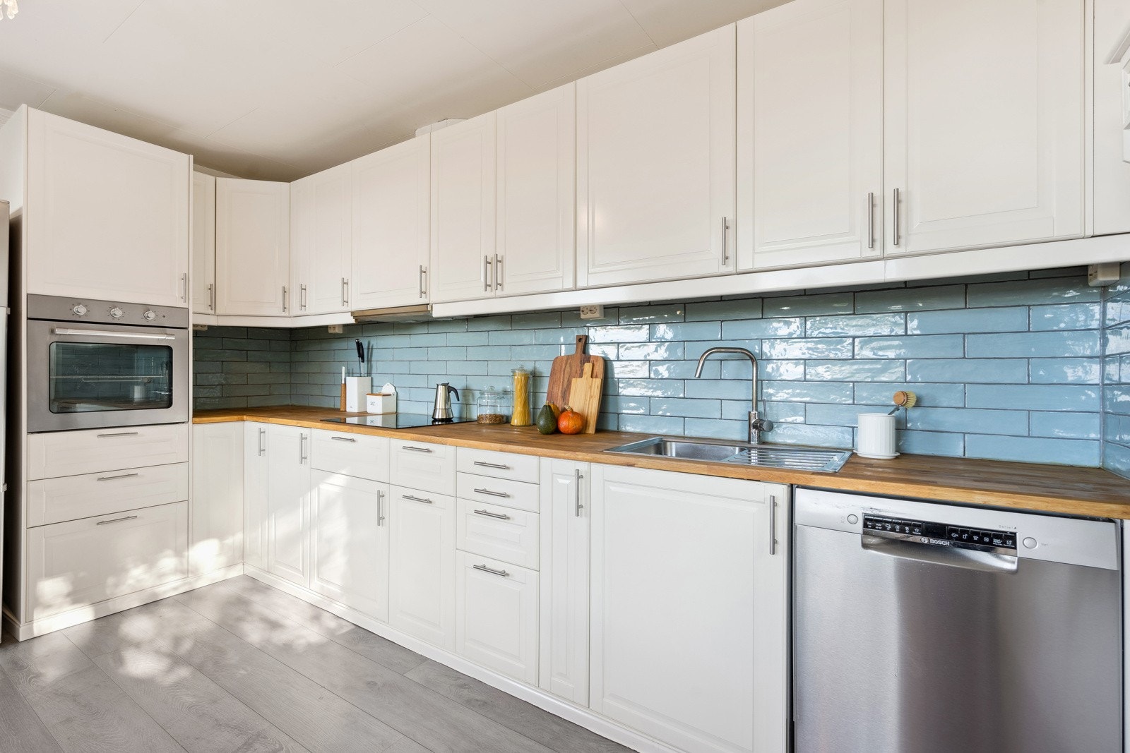 Rikelig med skap- og benkeplass Galleribilde