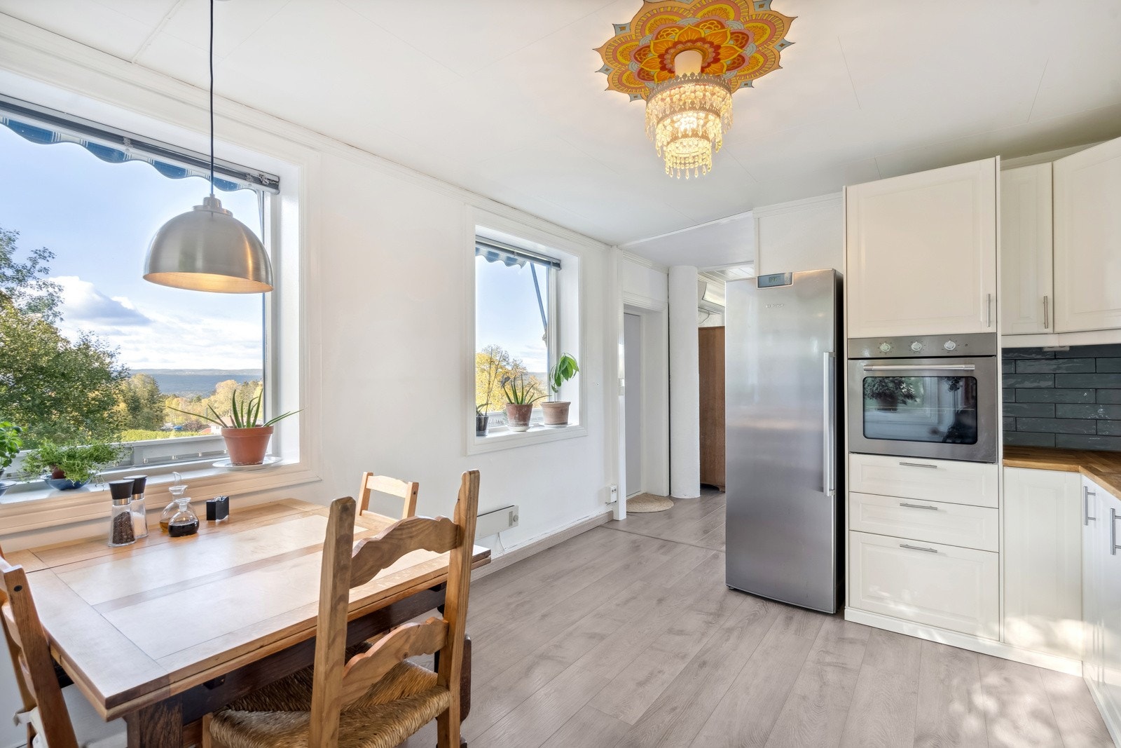 Trivelig utsyn fra kjøkkenvinduer Galleribilde