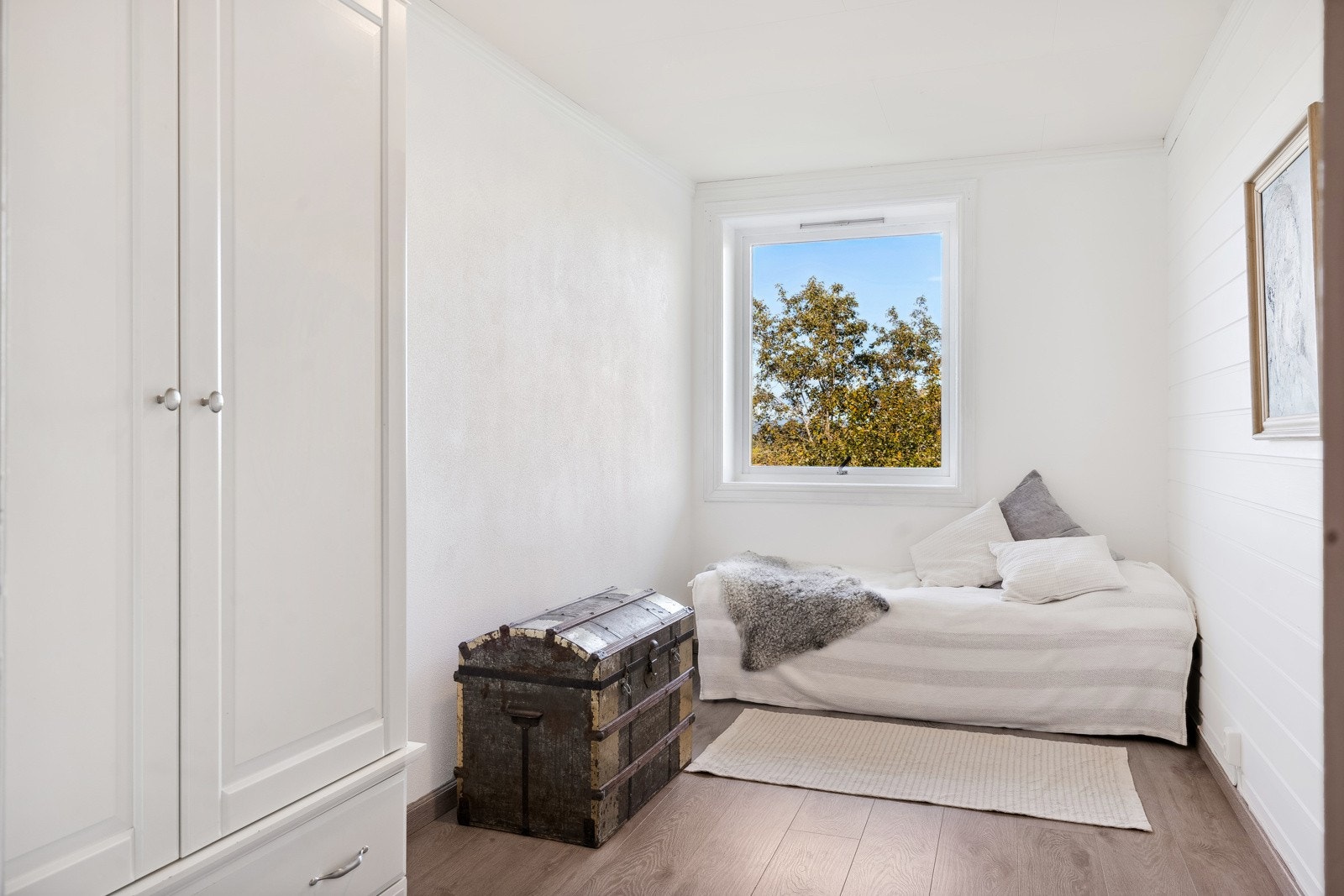 Soverom 2 med garderobeskap Galleribilde