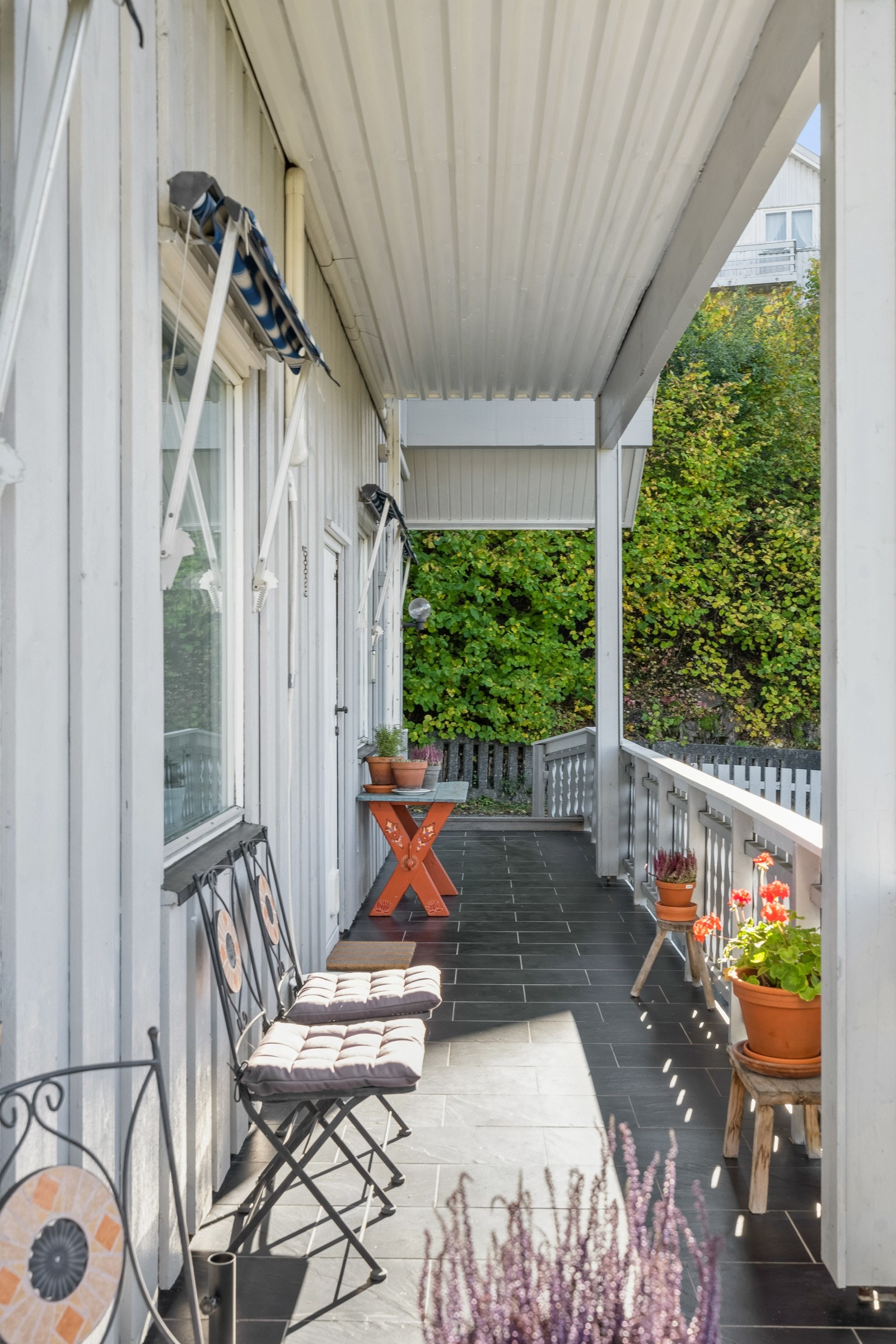 Meget solfylt balkong ved stuen med herlig utsikt Galleribilde