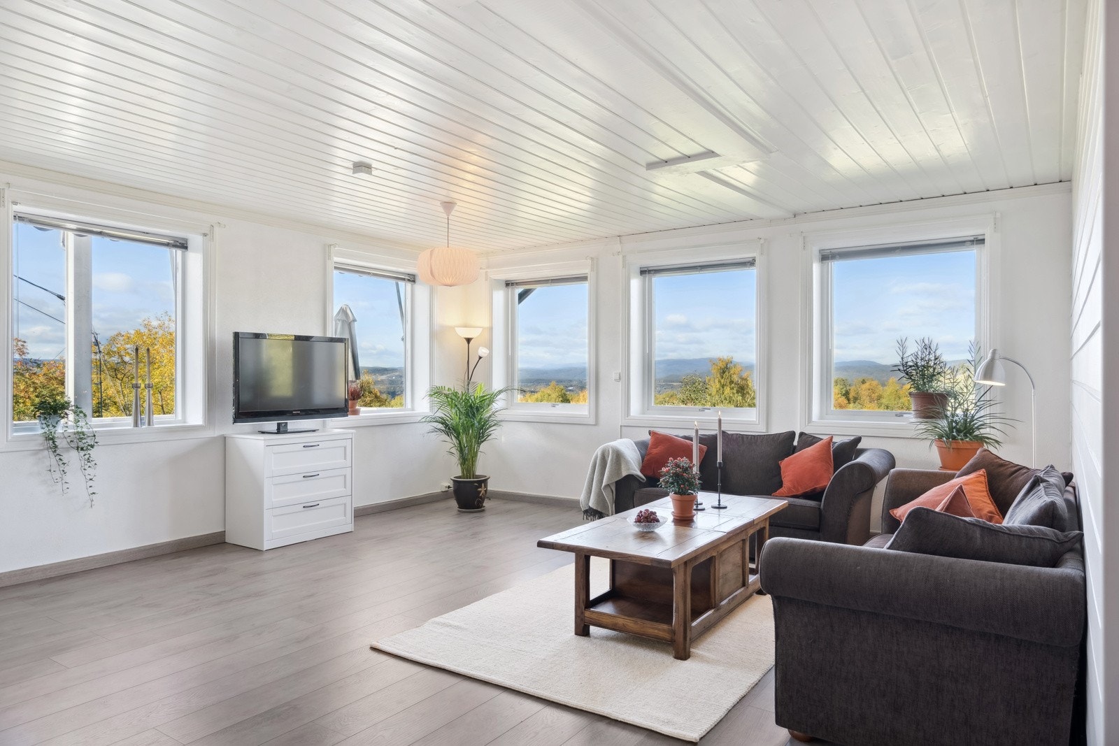 Stue del med god plass til sittegruppe Galleribilde