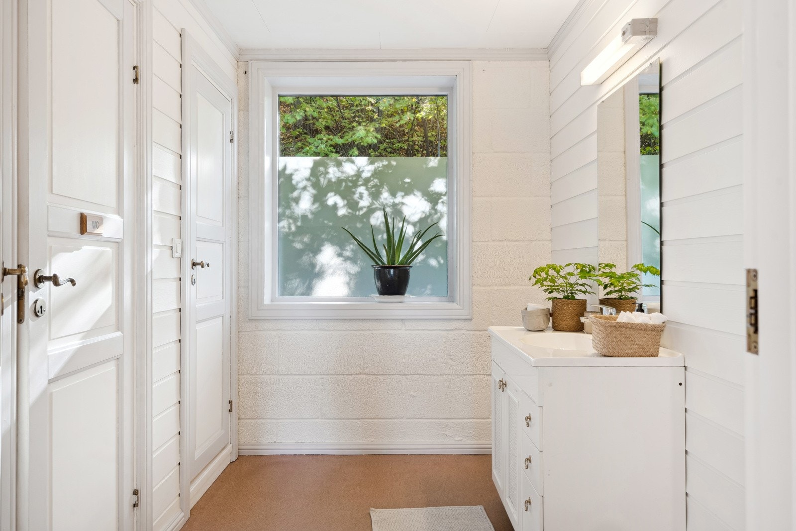 Bad med separat klosett og dusj - Her kan flere være på badet samtidig Galleribilde