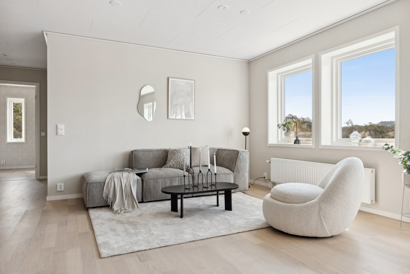 Eneboligen inneholder stue, kjøkken og hall i åpen løsning med utgang til uteområdet, bad, wc, vaskerom og 3 soverom hvor hovedsoverommet har tilgang til en praktisk bod. Galleribilde