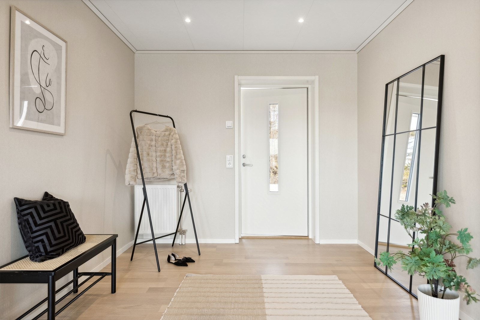 Det er innlagt spotlights i hall, kjøkken og bad. Galleribilde