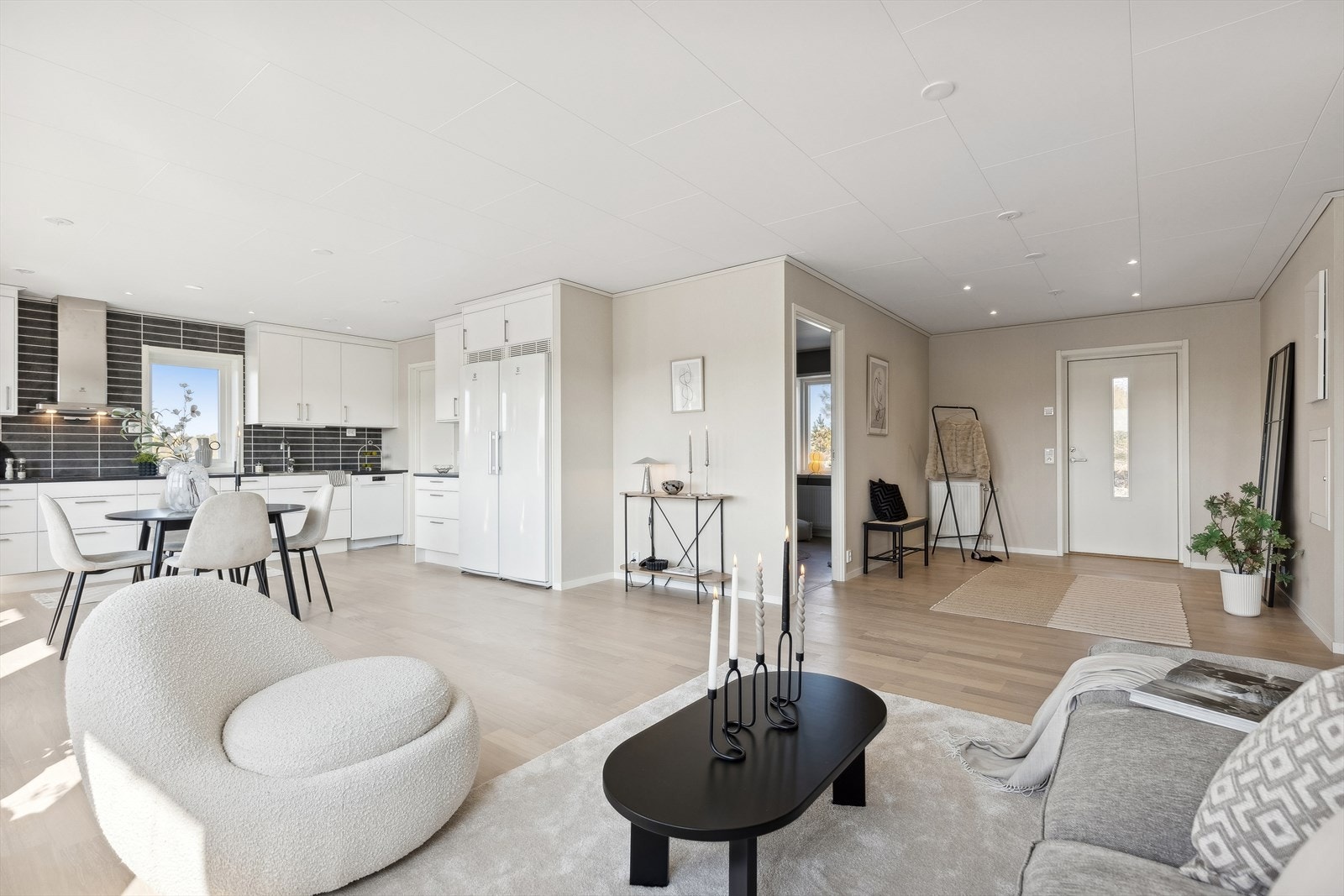 Her har du en nyoppført, lekker enebolig på ett plan med effektiv planløsning. Galleribilde