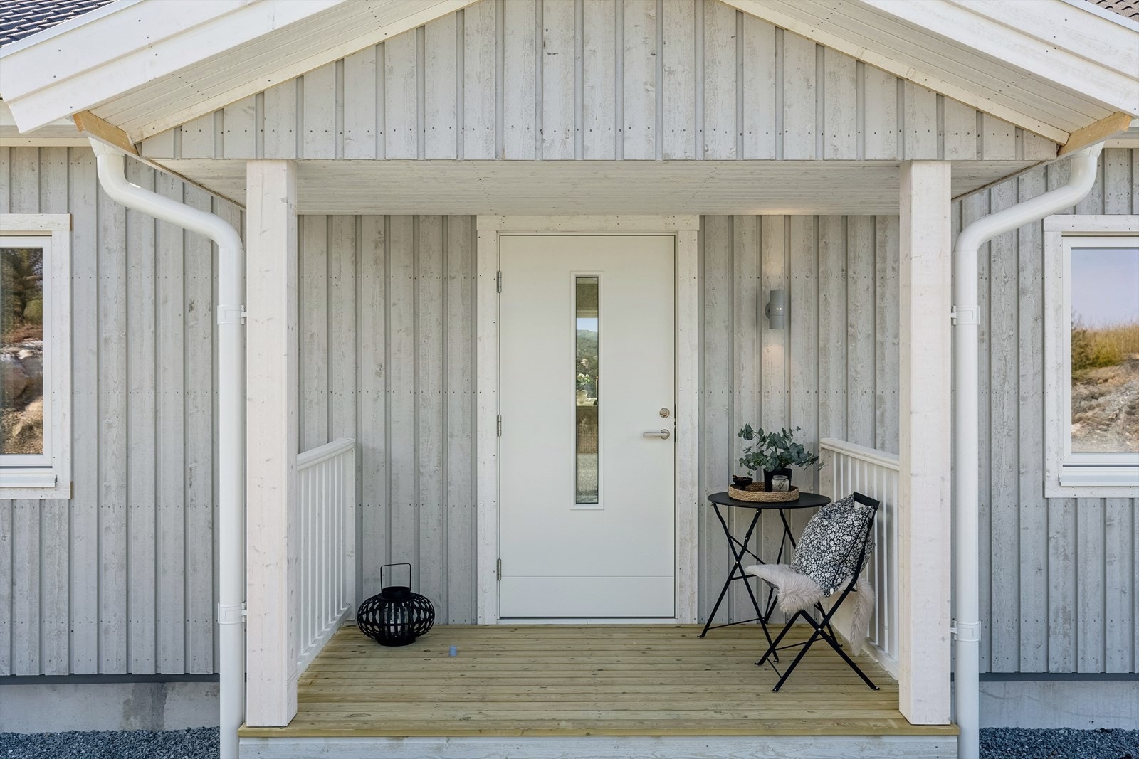 Trivelig, overbygget inngangsparti. Galleribilde