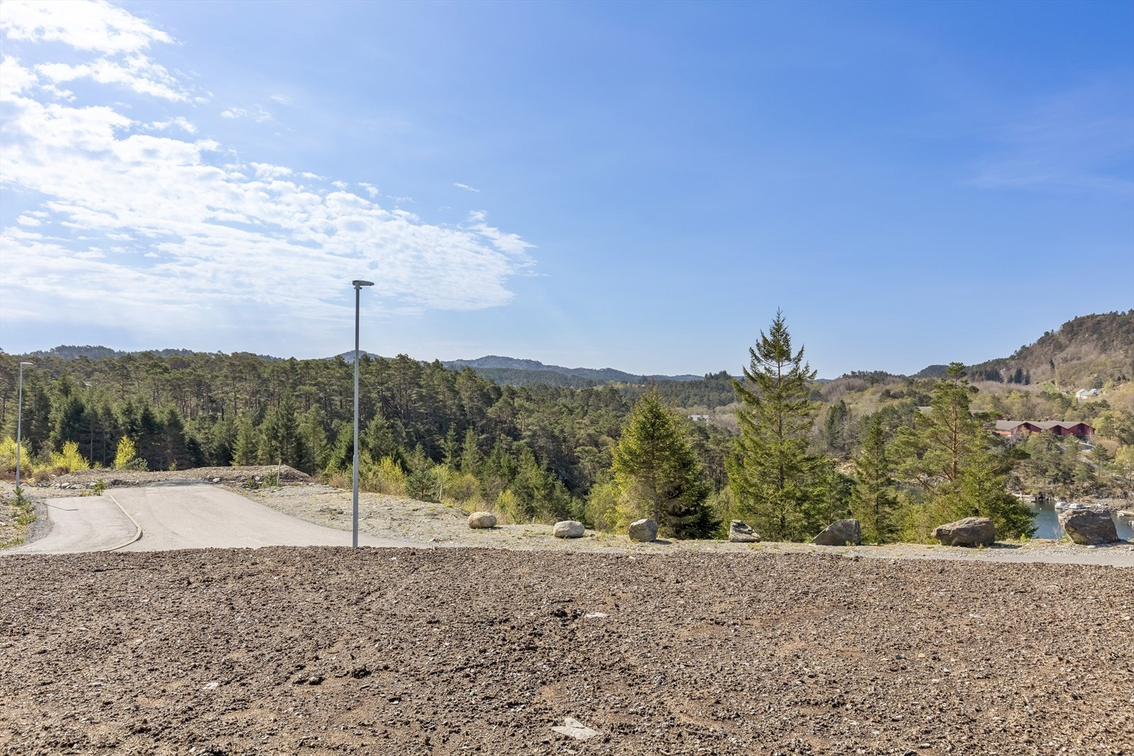 Åpen og fri utsikt mot Vågspollen. Solrik, sørvendt beliggenhet. Galleribilde