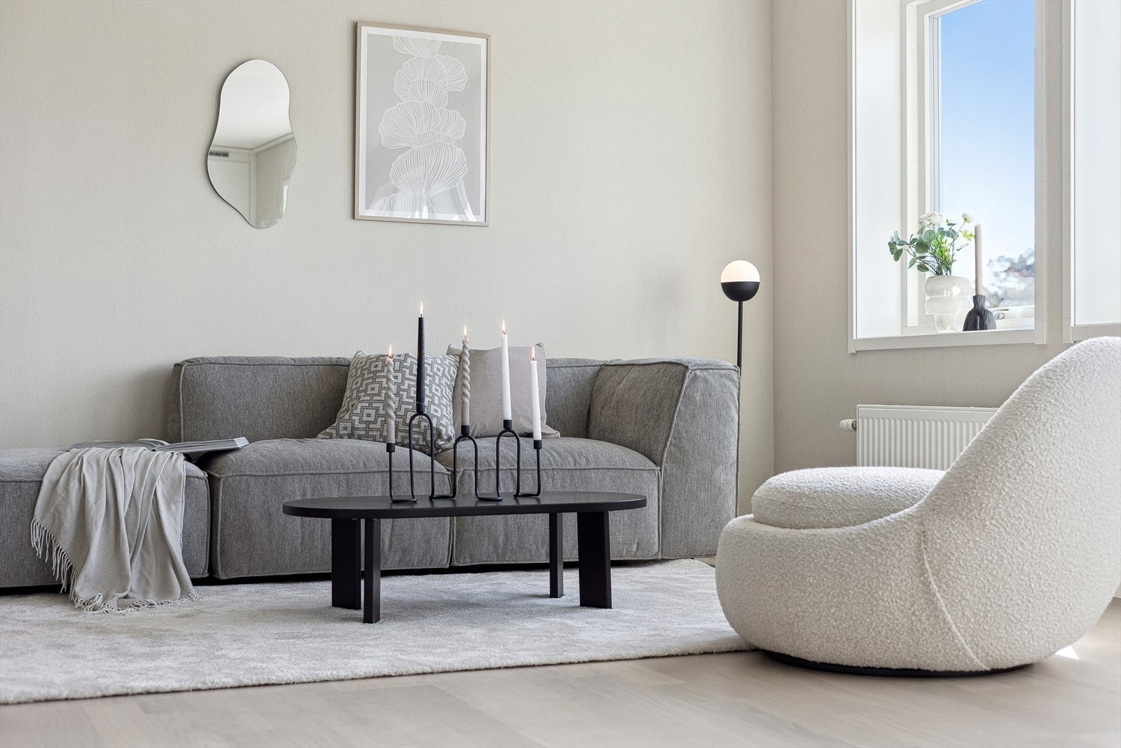 Her har du et sosialt og praktisk allrom, med god plass til både sofakrok, spisestue og kjøkken. Vannbåren varme via radiator i alle rom. Galleribilde