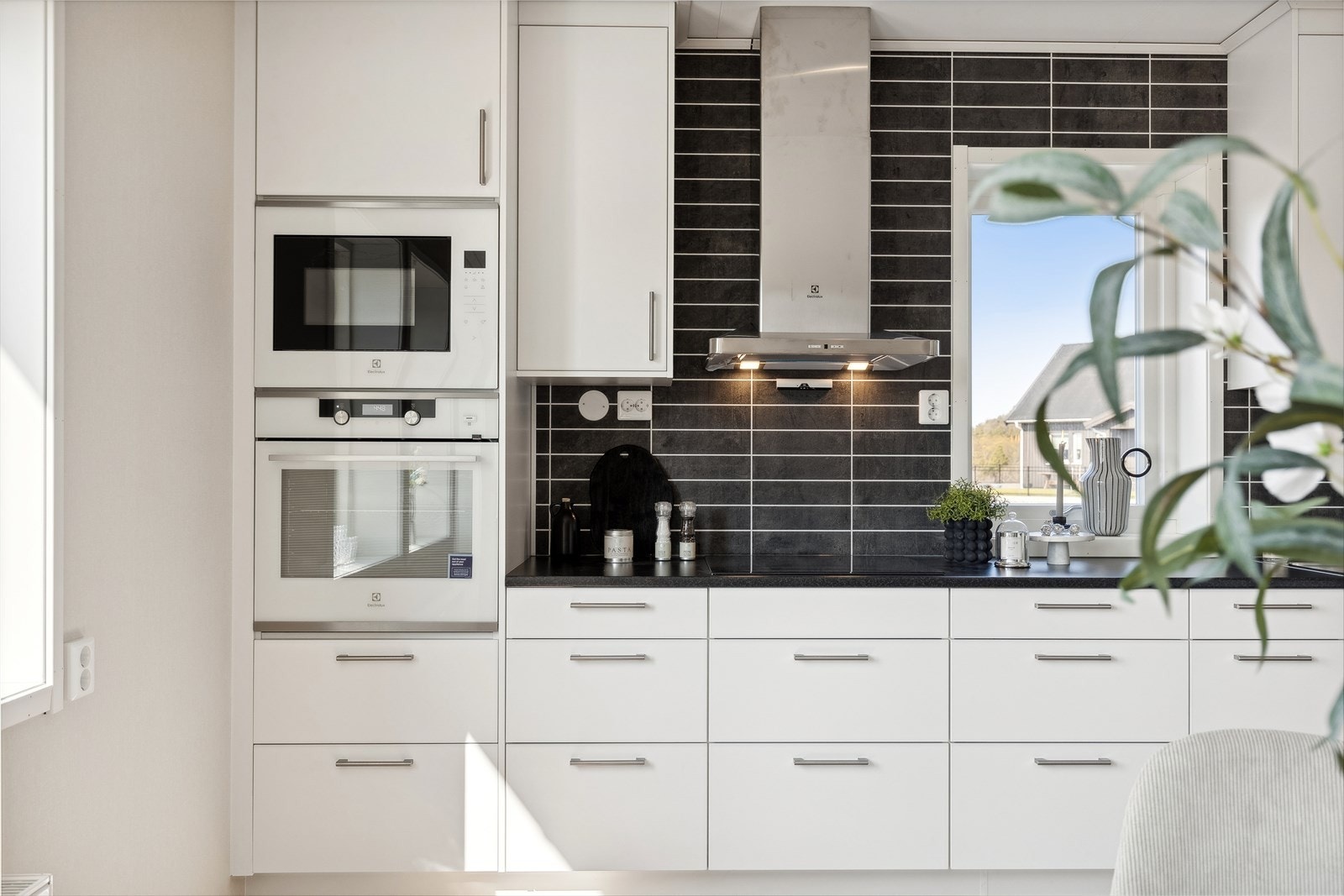 Vindu over kjøkkenbenk og skuffer i samtlige underskap, skaper et trivelig og praktisk kjøkken. Galleribilde