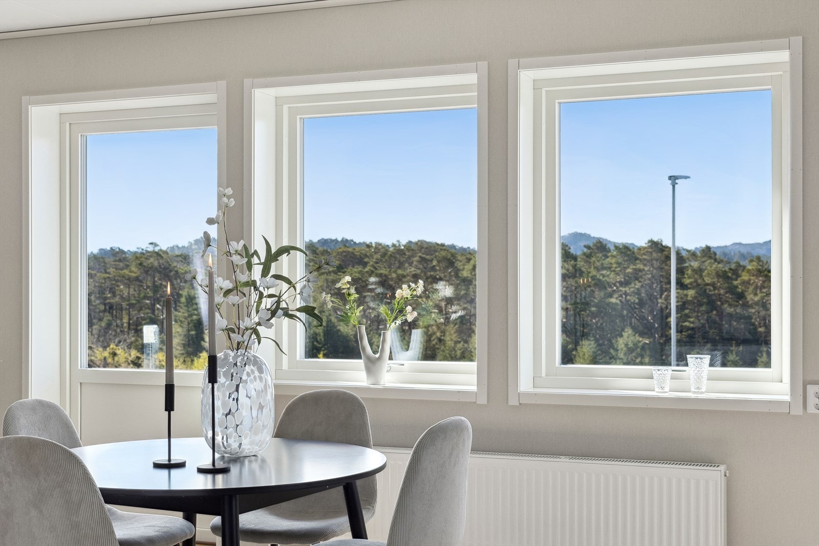 Eiendommen ligger vakkert til med sørvendt beliggenhet, åpen og fri utsikt. Galleribilde